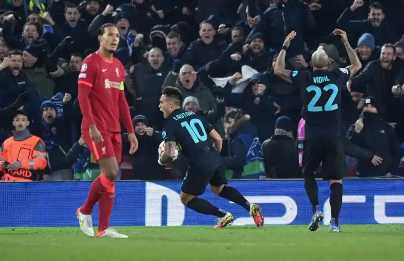 Lautaro Martinez 7. Dopo aver sprecato una buona chance, si inventa un gol fantastico, vanificato un minuto dopo dal rosso di Sanchez.