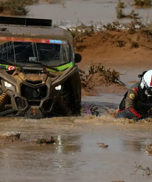 Lopez Themis e la sua auto bloccati nel fango: le foto