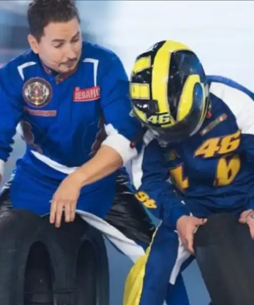 Jorge Lorenzo sfida un finto Valentino Rossi