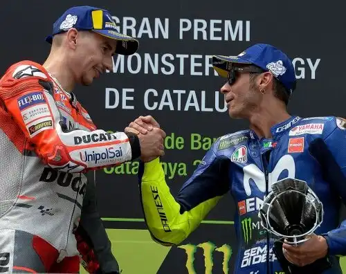 Valentino Rossi-Lorenzo, siparietto in sala stampa