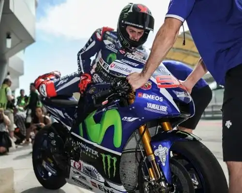 Lorenzo lascia parlare la pista