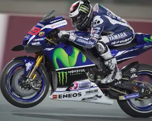 Lorenzo in pole ma Rossi è lì
