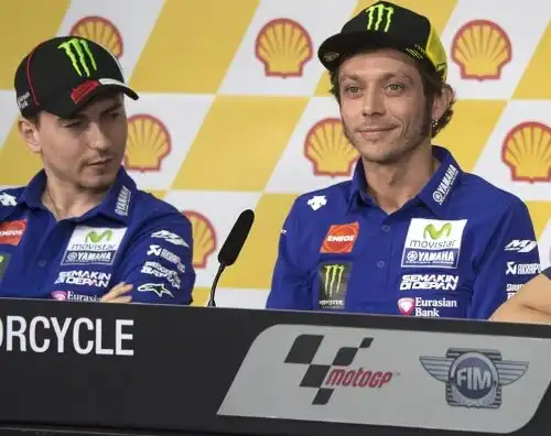 Lorenzo dà del “copione” a Rossi