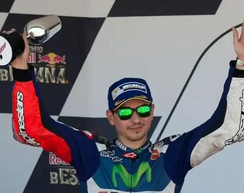 Lorenzo si accontenta del podio