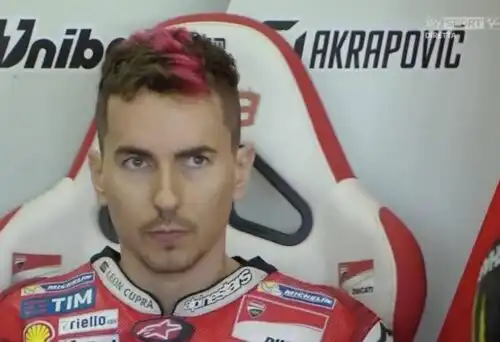Nuovo look, Lorenzo si tinge di rosso