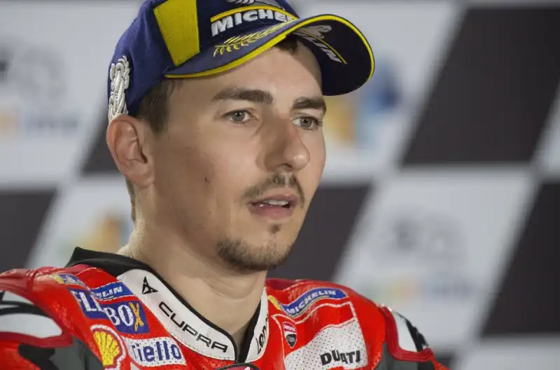 Lorenzo, furia su Marquez: “Si scusi”