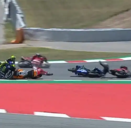 Lorenzo butta giù Dovizioso e Valentino Rossi