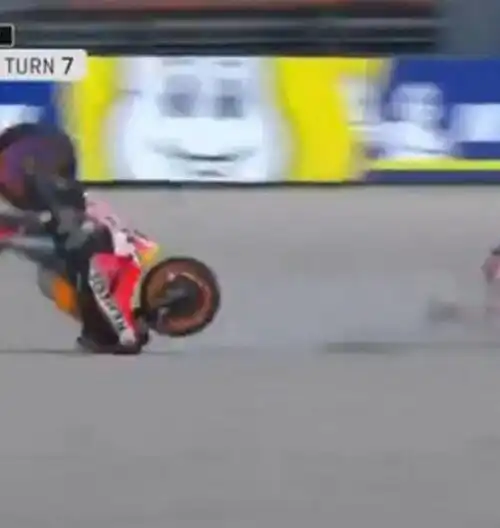 Jorge Lorenzo si schianta, via in ambulanza