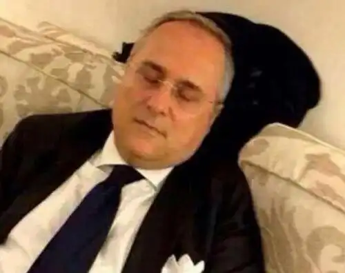 Lotito non ce la fa, collassa sul divano