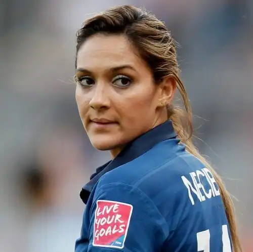 Louisa Necib super! Le foto della bella ex calciatrice