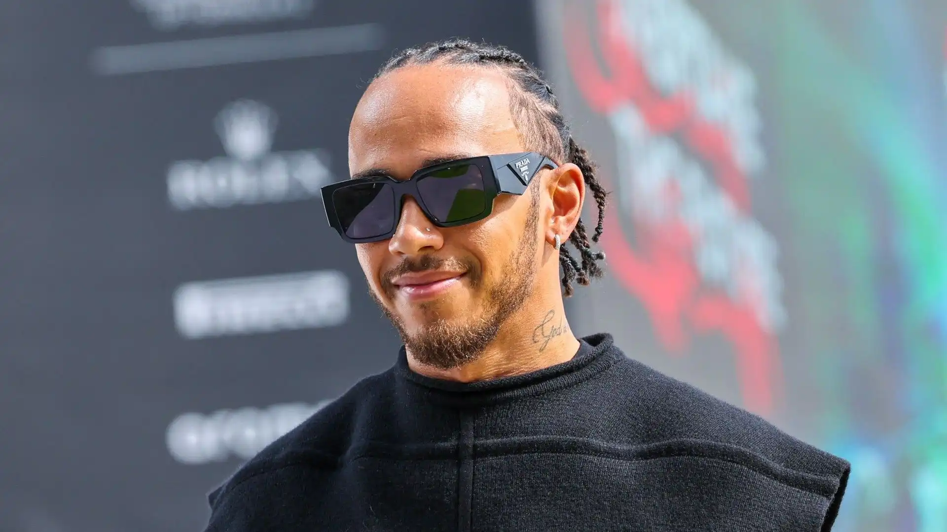 L'outfit di Lewis Hamilton incuriosisce tutti: le foto