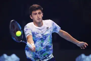 Luca Nardi scherza con Jannik Sinner