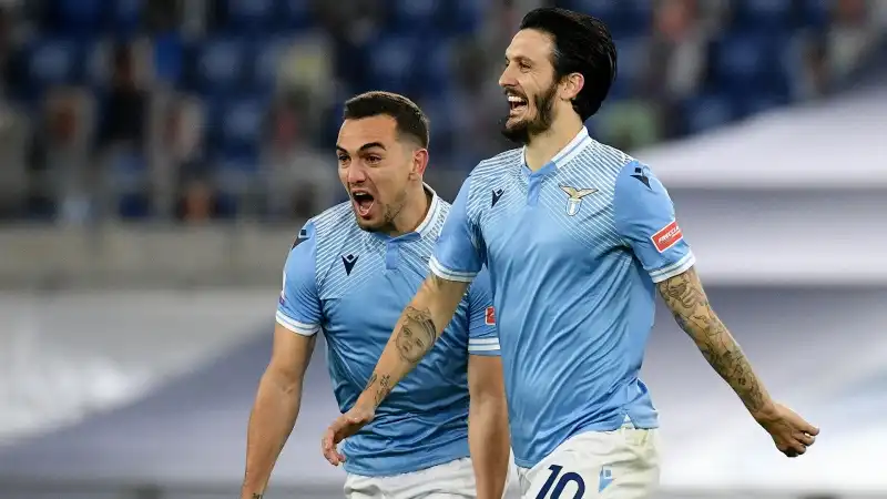 Luis Alberto 8: due gol e una prestazione sontuosa, entra nel club degli uomini derby