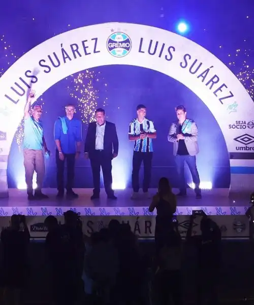 Luis Suárez: presentazione da star. Le bellissime immagini