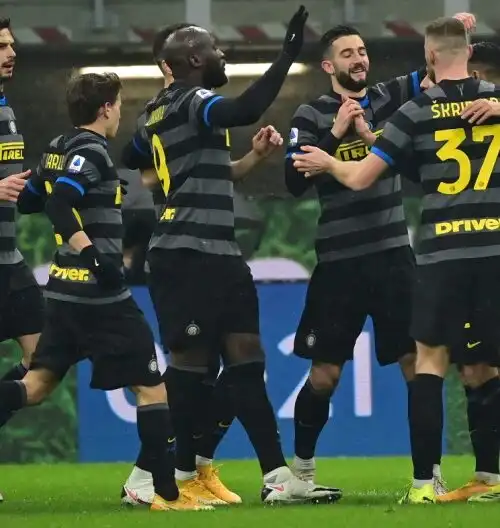 L’Inter risponde al Milan: 4-0 al Benevento e vetta a -2