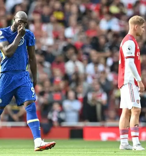 Romelu Lukaku segna e bacia lo stemma del Chelsea