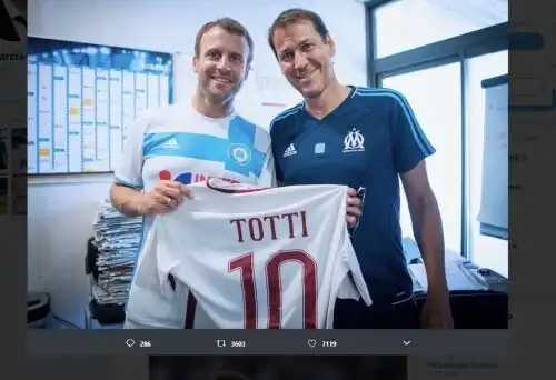 Macron, Garcia e… la maglia di Totti