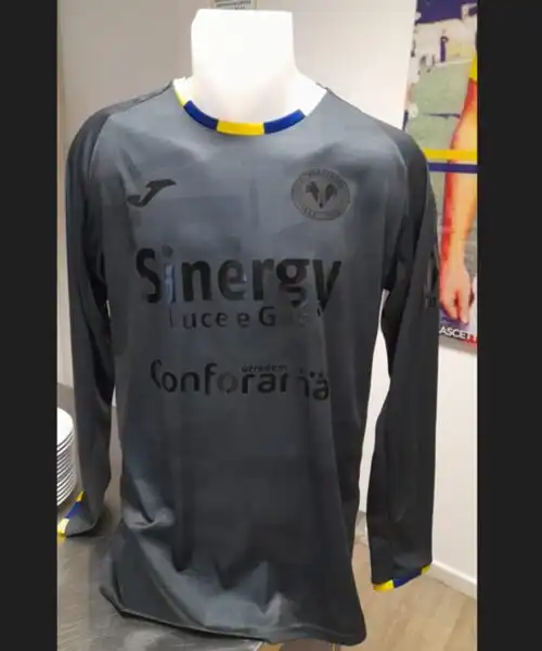 Hellas Verona, nuova maglia e bel gesto