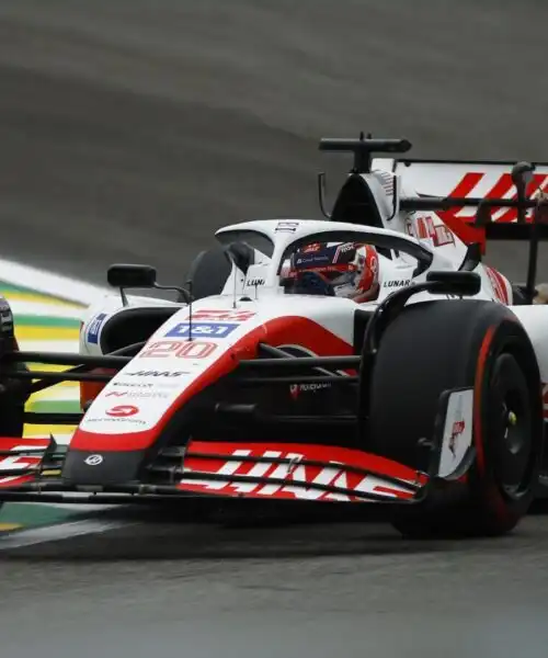 F1, Magnussen a sorpresa in pole. Nuovo pasticcio Ferrari-Leclerc