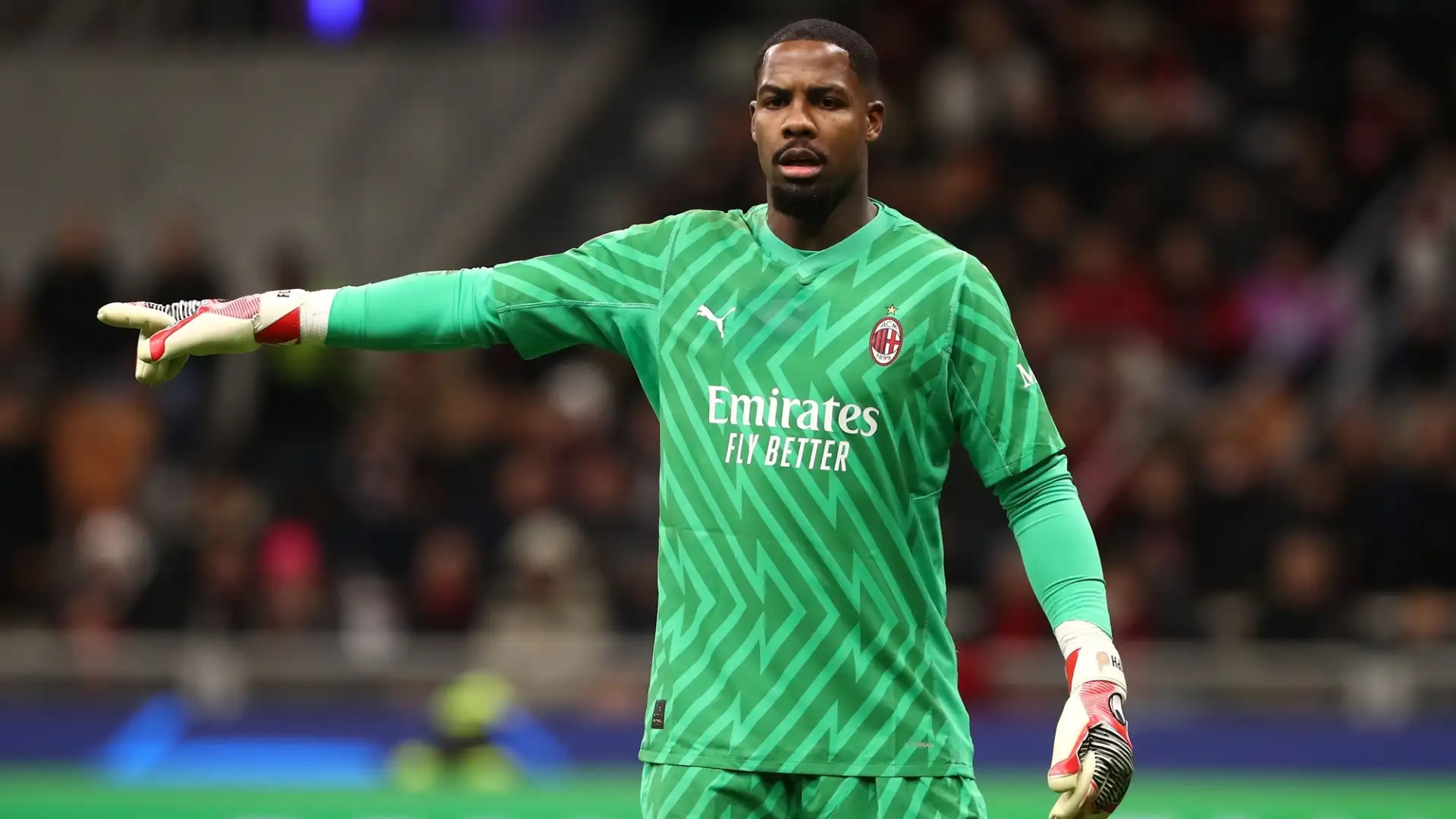 Il portiere francese ha espresso la volontà di restare al Milan, ma le sue richieste sono molto alte