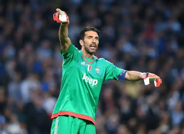 Buffon 8. C'è anche la sua firma sulla vittoria; subito una gran parata e nella ripresa almeno tre interventi decisivi.