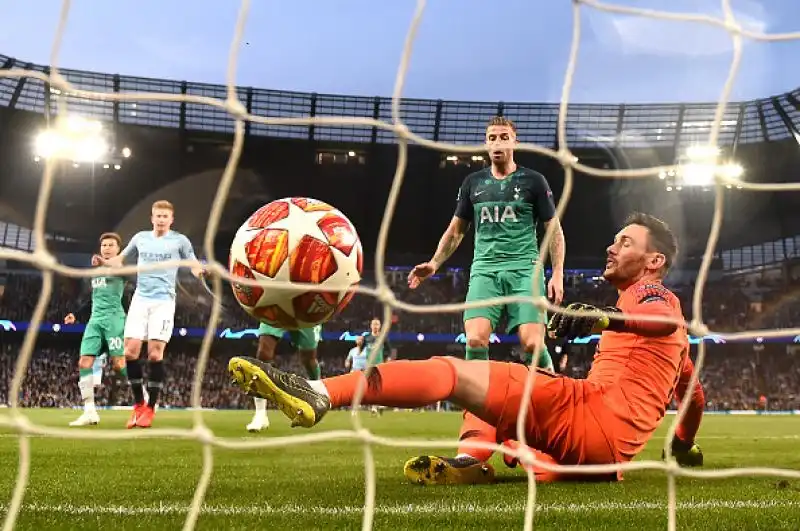 Dopo Real e Atletico Madrid e dopo la Juventus, la squadra di Guardiola deve cedere il passo e lo fa di fronte al Tottenham. La squadra di Pochettino centra la prima semifinale della propria storia. 