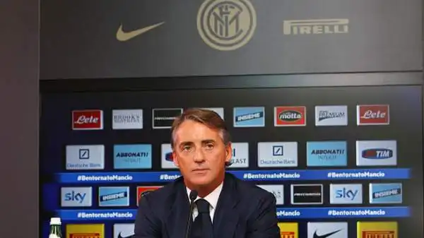 Roberto Mancini fa capolino ad Appiano Gentile, dopo sei anni, accolto come un salvatore in patria dopo l'esonero di Walter Mazzarri.