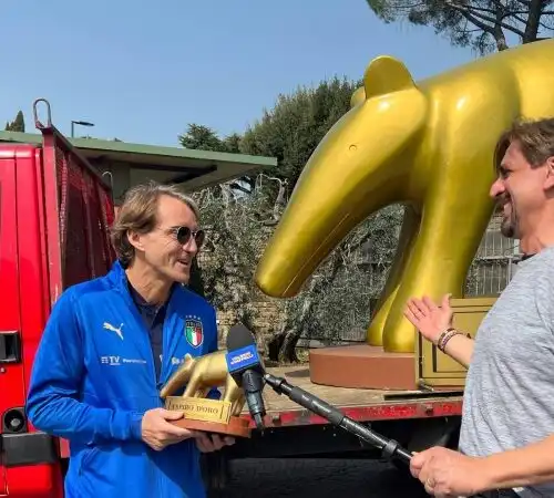 Tapiro d’oro gigante a Roberto Mancini