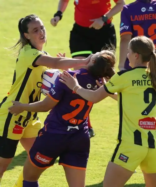 Mani in faccia all’avversaria: scena bruttissima. Le foto