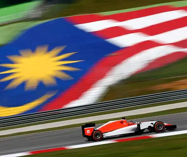 Finalmente in pista la nuova Manor, l'ultima scuderia iscrittasi al mondale 2015 nata sulle ceneri della Marussia. Will Stevens e Roberto Merhi i due piloti scelti dal team inglese.
