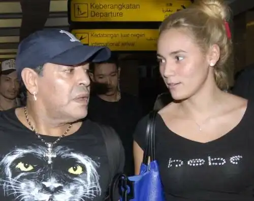 Schiamazzi e balli sexy, l’hotel caccia Maradona