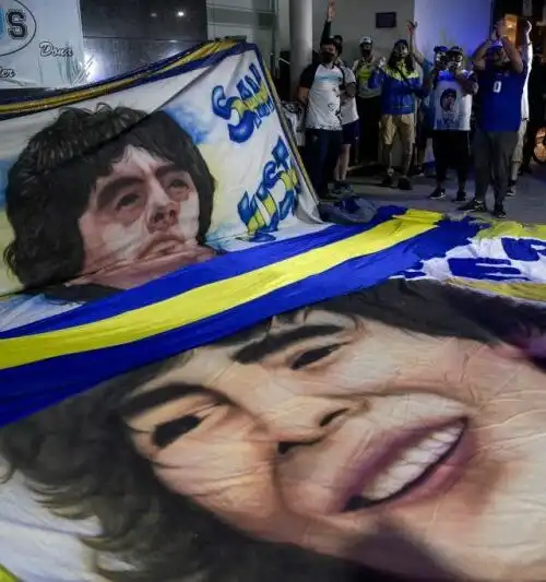 Maradona sta meglio, tifosi in delirio: le foto