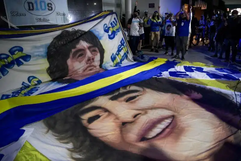 No all’omaggio a Maradona, Paula Dapena: “Minacciata ma lo rifarei”