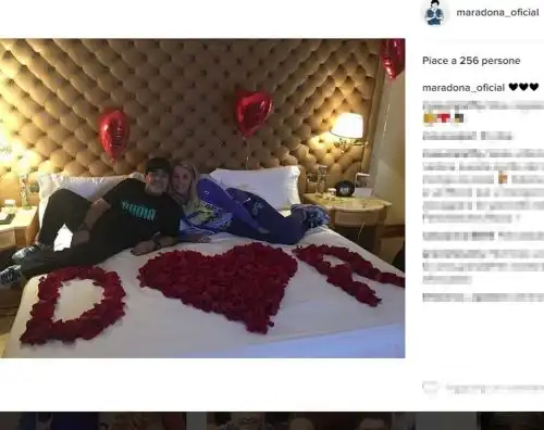 Un letto di rose per Maradona e Rocio