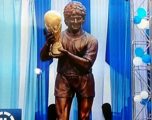 La statua di Maradona crea sconcerto