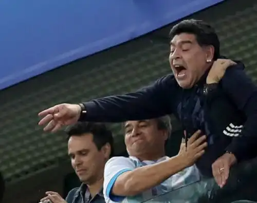 Maradona eliminato si infuria con l’arbitro