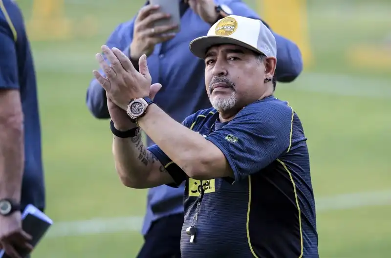 Maradona perde e attacca l’arbitro