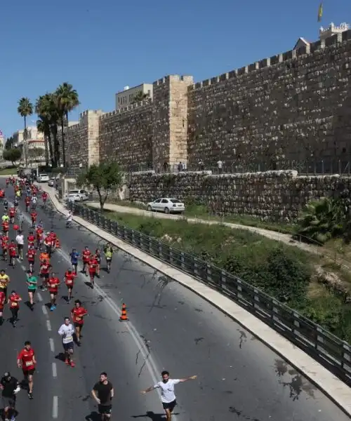 La spettacolare Maratona di Gerusalemme: le foto suggestive della città santa