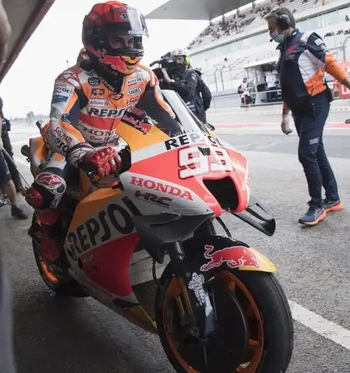 Marc Marquez sconcertante: doppia caduta nello stesso giro, Pedrosa interviene