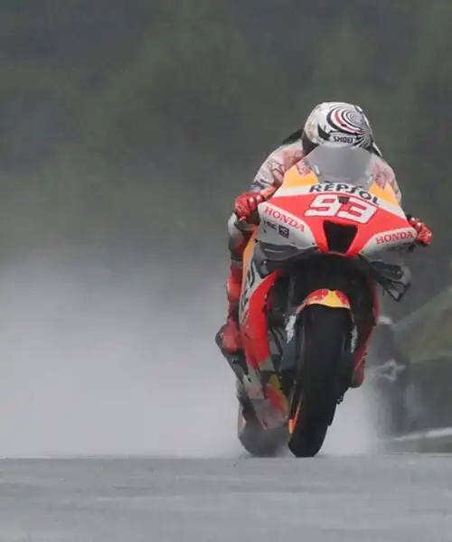 Marc Marquez in pole, Bagnaia una fila dietro a Quartararo