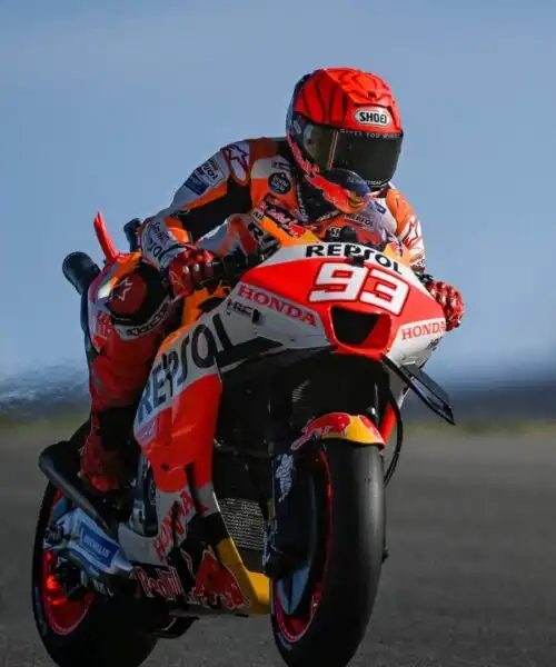 MotoGp: erroraccio di Marc Marquez, travolge Oliveira e viene fischiato