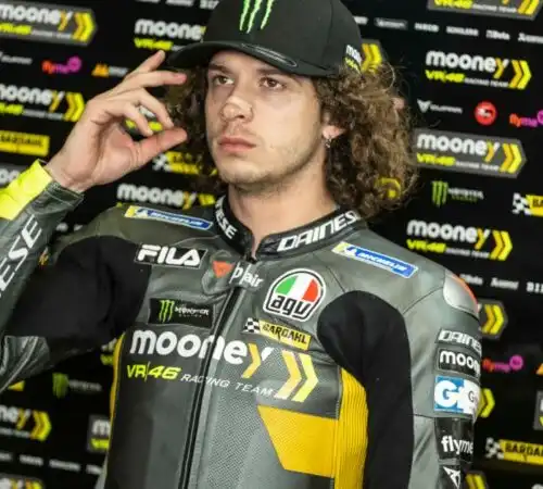 Valentino Rossi dà una spinta in più a Marco Bezzecchi