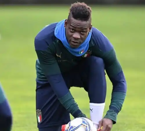 Roberto Mancini dribbla Mario Balotelli