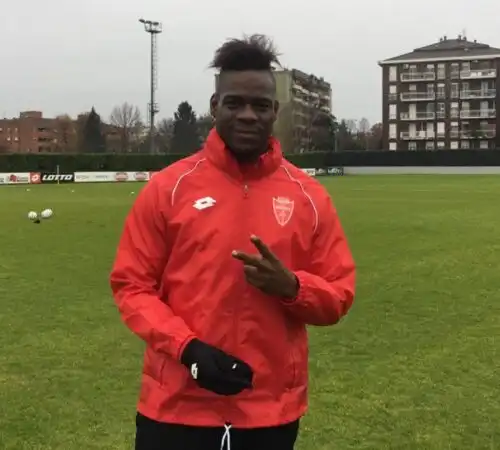 Mario Balotelli manda in fibrillazione un paese