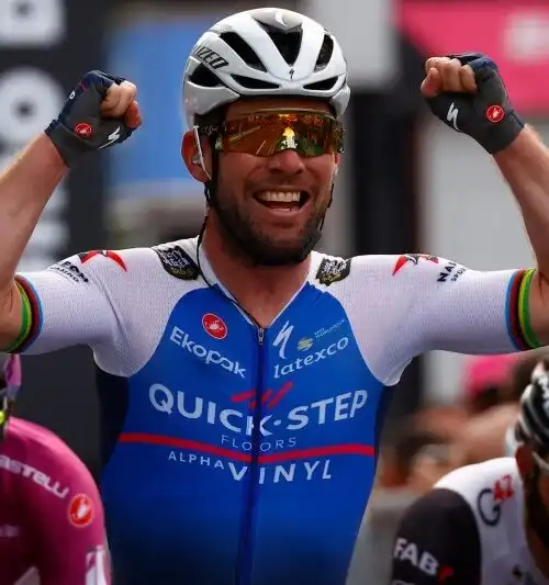 Giro 2022, Mark Cavendish batte tutti allo sprint