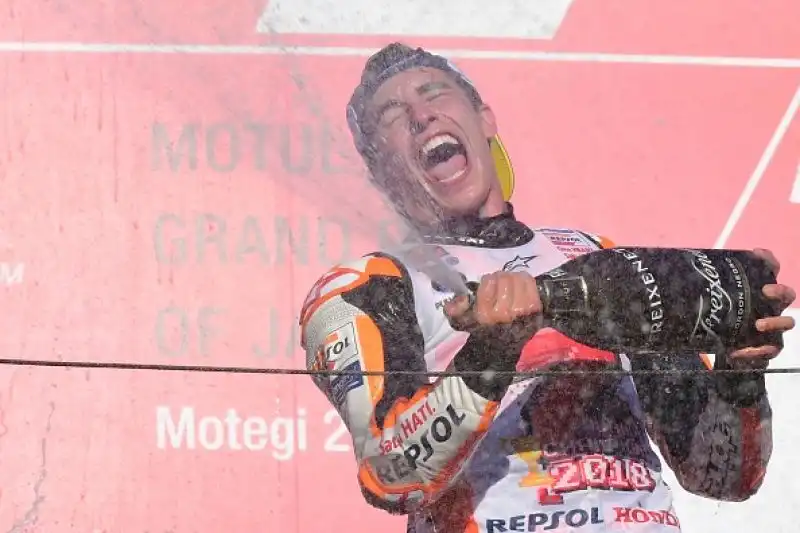 Marquez è campione del mondo per la settima volta a soli 25 anni. Il centauro della Honda vince il Gran Premio del Giappone precedendo Crutchlow e Rins, a terra Dovizioso dopo un lungo duello.