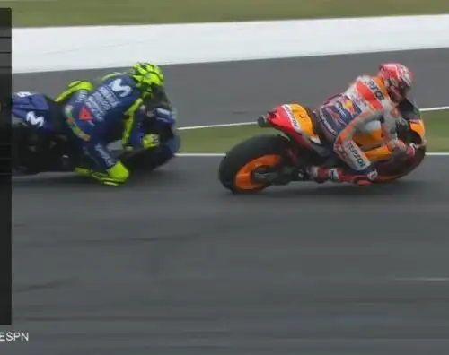 Marquez sperona Valentino Rossi, vince Crutchlow