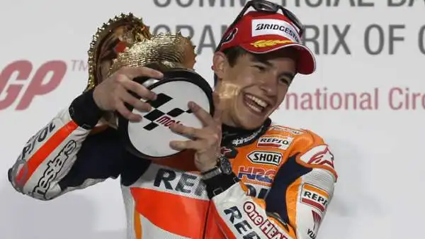 Lo spagnolo si laurea per la seconda volta consecutiva campione a Motegi. Il numero 93, festeggiato da un samurai al termine della gara, è il più giovane di sempre a vincere due titoli iridati di fila