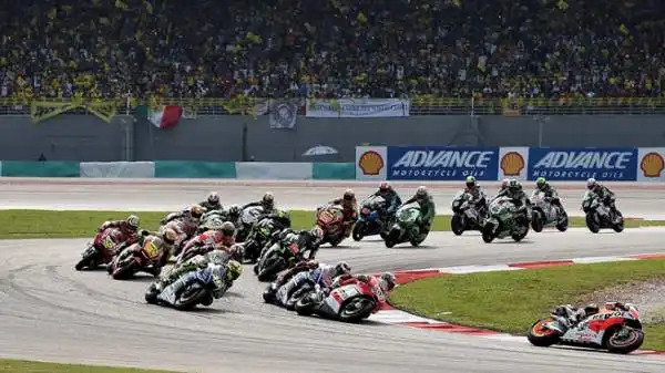 Al via scatta bene Pedrosa, mentre resta attardato Marquez. Dopo poche tornate Lorenzo prende il comando e detta il ritmo, seguito da Pedrosa e da Rossi.