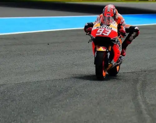 Marquez se la prende con le gomme